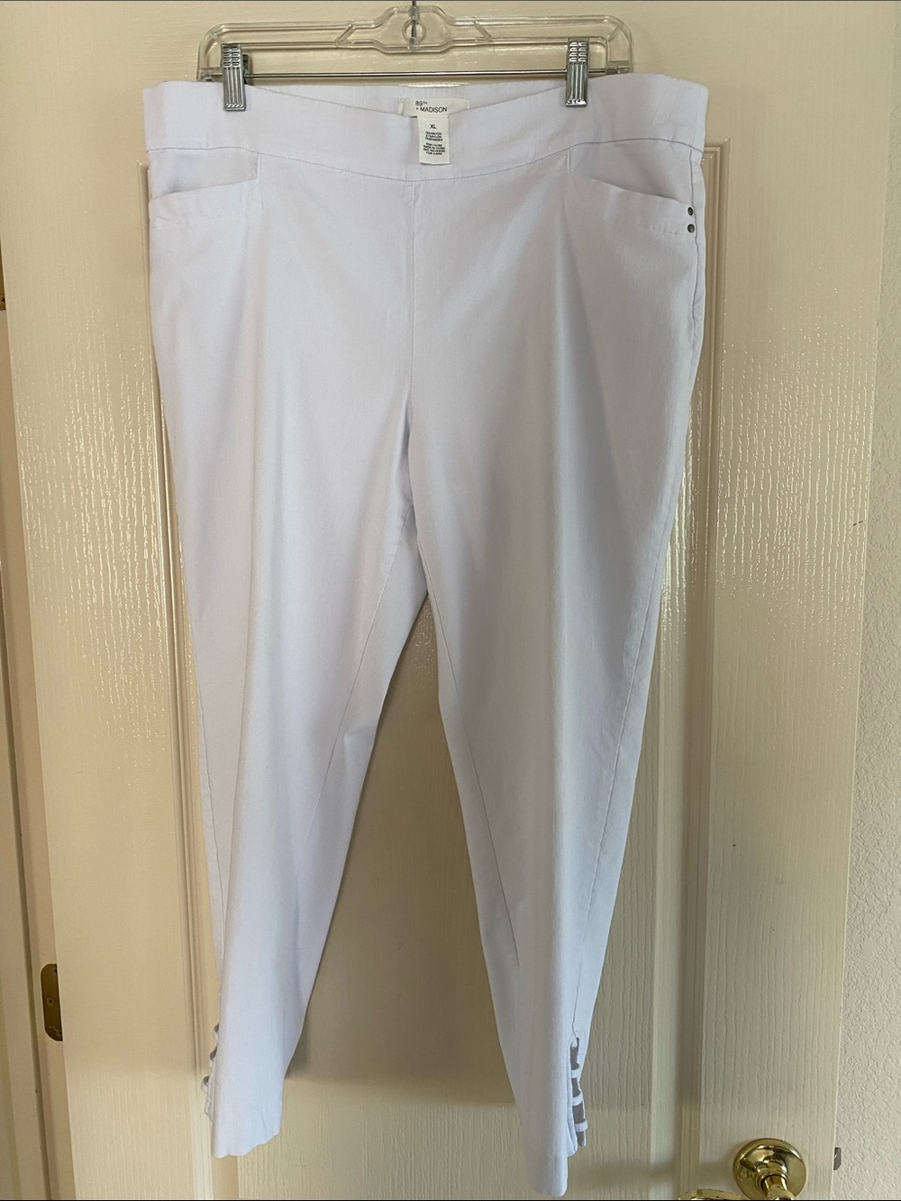 89th and Madison White Ankle Crop Ponte Pants